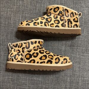 UGG Classic Ultra Mini Leopard Calf Hair Booties | Size 8
